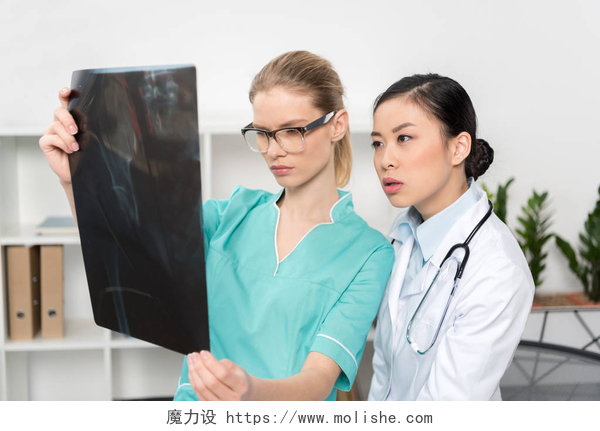 两位女医生在医院一起看x射线照医生看着 x 光片在一起